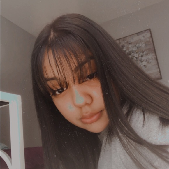 Profile Picture of Adriana Palos (@adriannapaloss) on Poshmark