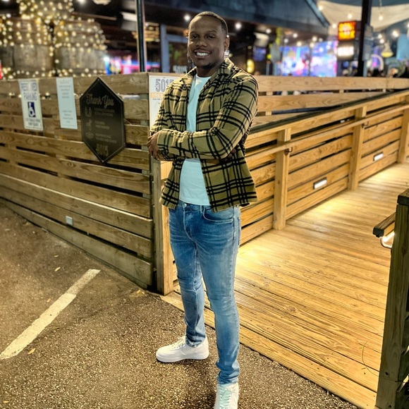 Profile Picture of Demario Derrow (@rslglobal) on Poshmark