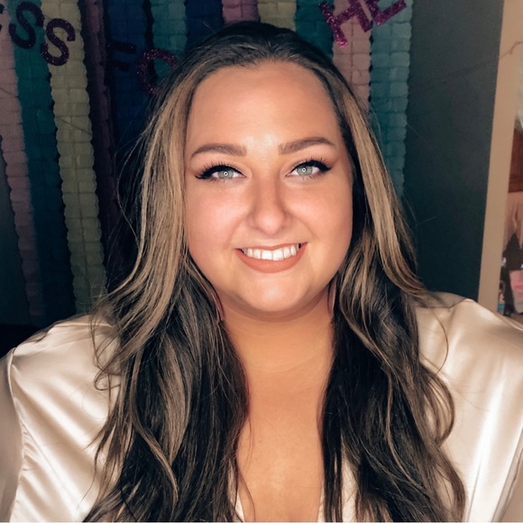 Profile Picture of Jen Akright (@jenakright) on Poshmark