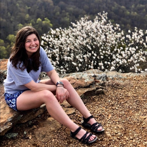 Profile Picture of Cait Huckfeldt (@caithuck) on Poshmark