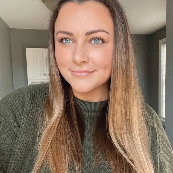 Profile Picture of Chloe Lacorazza (@c_laco) on Poshmark