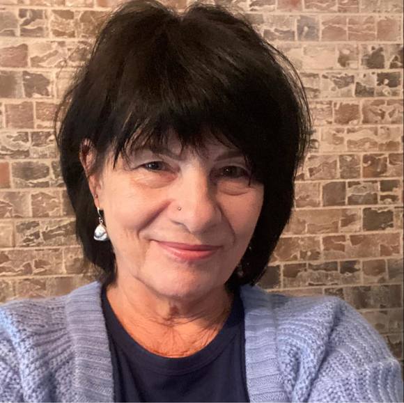 Profile Picture of Linda Pullinsi (@lpullinsi) on Poshmark