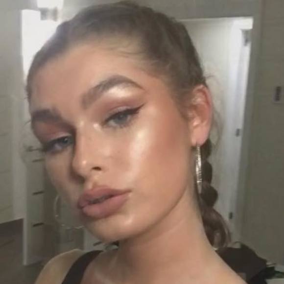 Profile Picture of Holly Goodbody (@hollygoodbody) on Poshmark