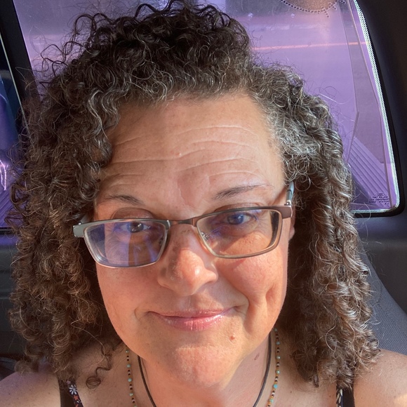 Profile Picture of Christina Theroux (@xiesposh) on Poshmark