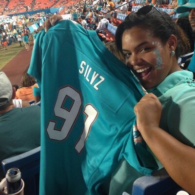 Profile Picture of Silvia Mirabal (@silvz_love) on Twitter