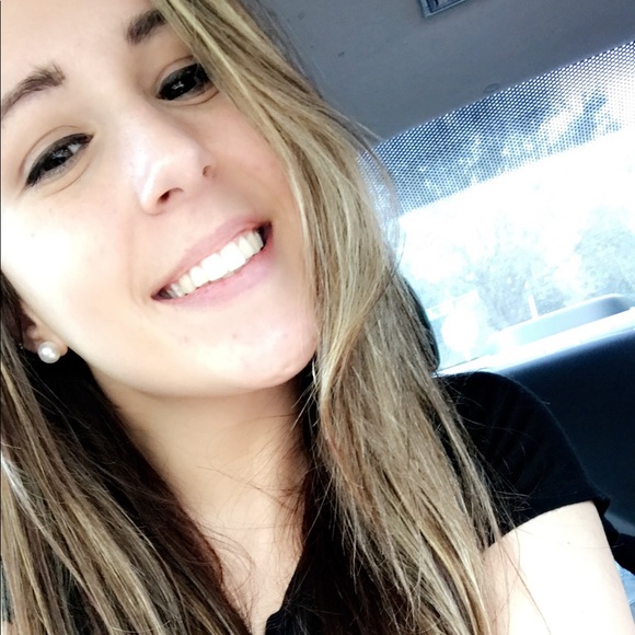 Profile Picture of Kelsey Brevik (@kelsey_brevik) on Poshmark