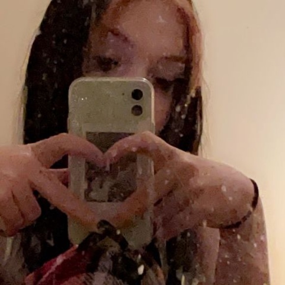 Arian Jones - Poshmark Profile Picture of Arian Jones (@arian_jones) on Poshmark