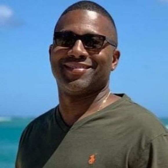 Profile Picture of Robert Salter (@robertsalter) on Poshmark