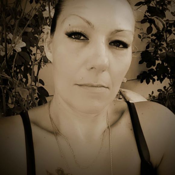 Profile Picture of Janette Daulton (@janettehop) on Poshmark