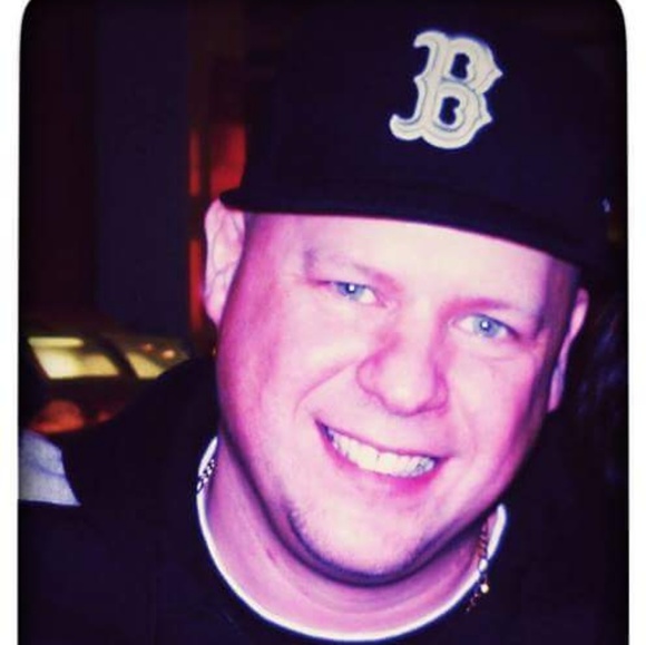 Profile Picture of David Shallow (@davidshallow) on Poshmark