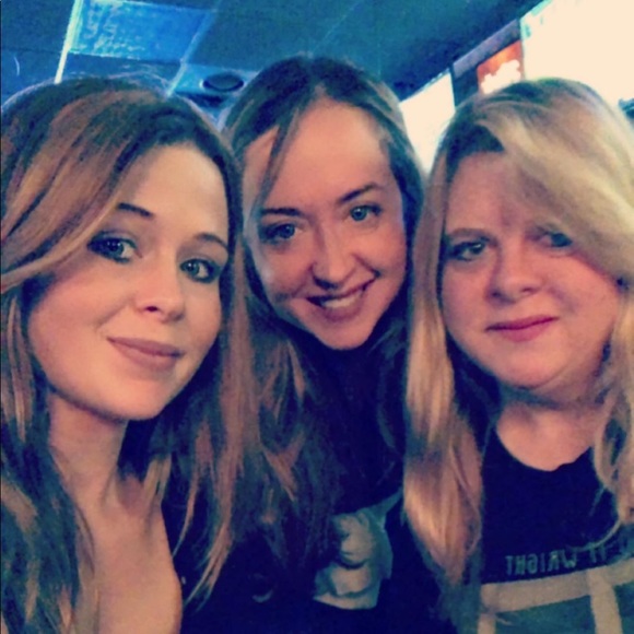 Profile Picture of Cierra Houglin (@ciasfashion) on Poshmark