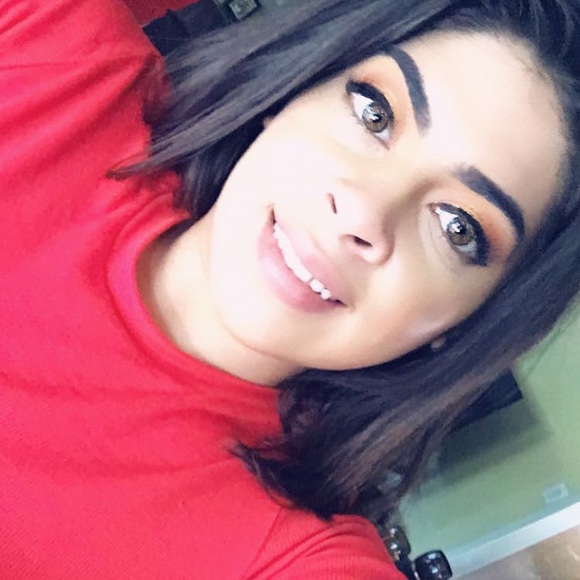 Profile Picture of Lorena Montes (@lorenam0ntes) on Poshmark