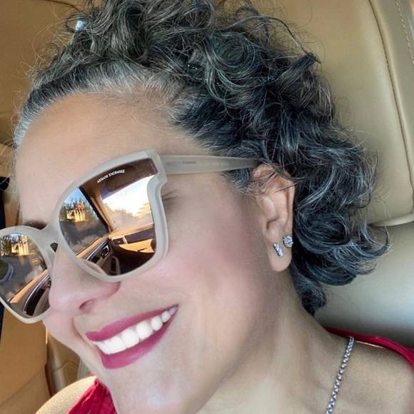 Rosemary Silva - Poshmark Profile Picture of Rosemary Silva (@purpleeyes69) on Poshmark