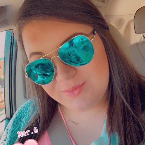 Profile Picture of Danielle Tharpe (@black_gold1230) on Poshmark