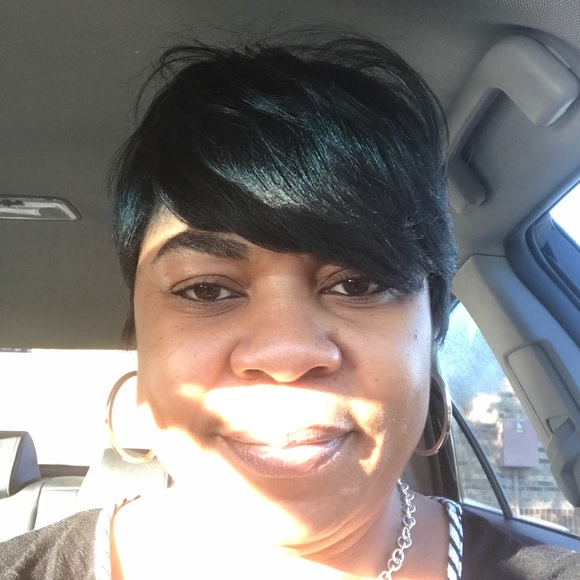 Profile Picture of Lisa Simpson (@lisasimp48) on Poshmark