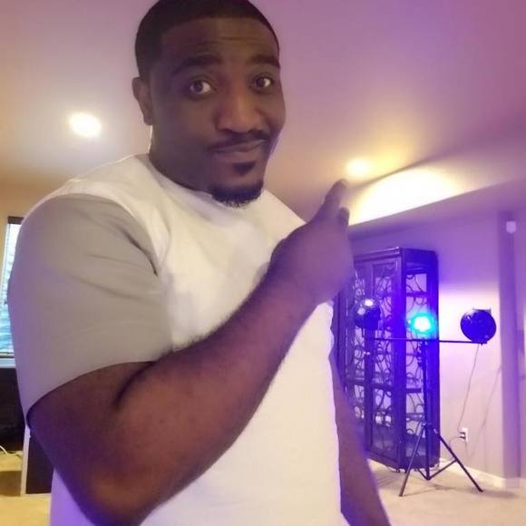 Profile Picture of Boni Boni (@me_kelvin) on Poshmark