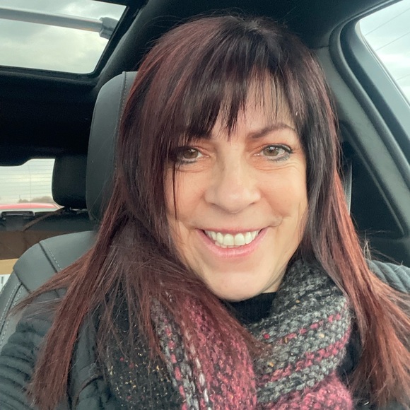 Profile Picture of Lisa Follows (@cleverlee67) on Poshmark