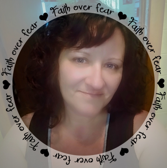 Profile Picture of Julia Eckhoff (@juliaeckhoff) on Poshmark