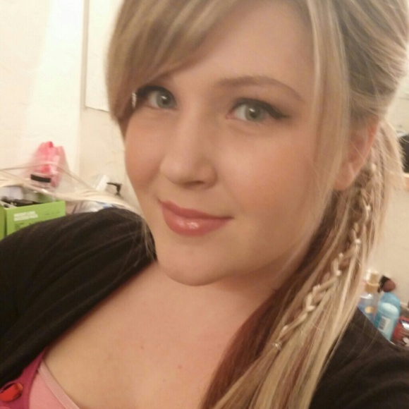 Profile Picture of Tabitha Long (@hellotabbie) on Poshmark