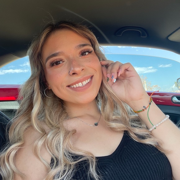 Profile Picture of Alice Murray (@alicemurray400) on Poshmark