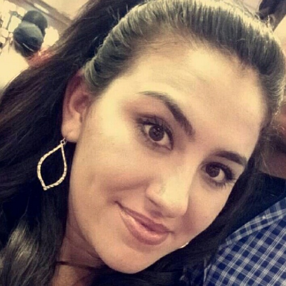 Profile Picture of Brittany Weathington (@britmichelle24) on Poshmark