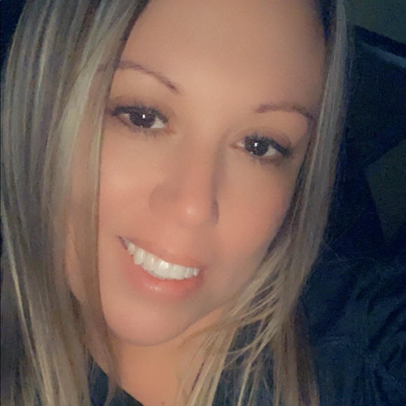 Profile Picture of Amanda Sechler (@amanda_sechler) on Poshmark