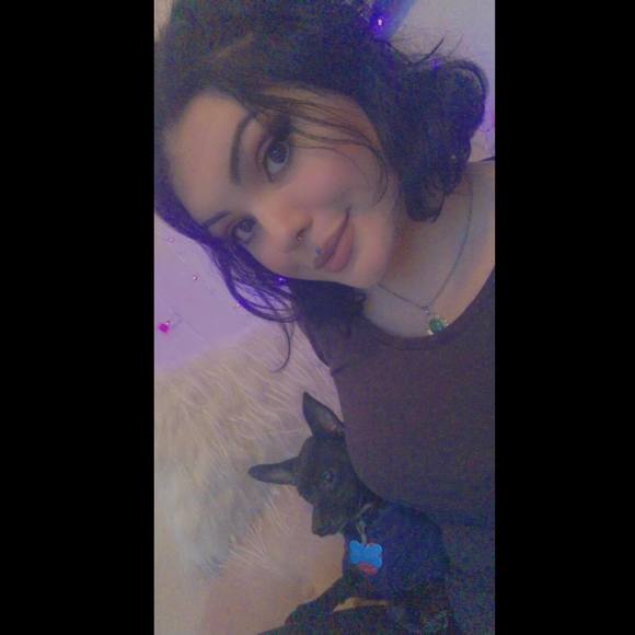 Profile Picture of Kayla Humbyrd (@buttercup0201) on Poshmark