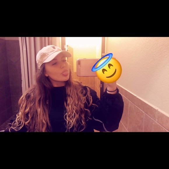 Profile Picture of Nika Pryor (@nikapryor) on Poshmark