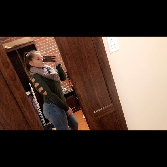 Profile Picture of Emilia Bobowicz (@emiliabobowicz) on Poshmark