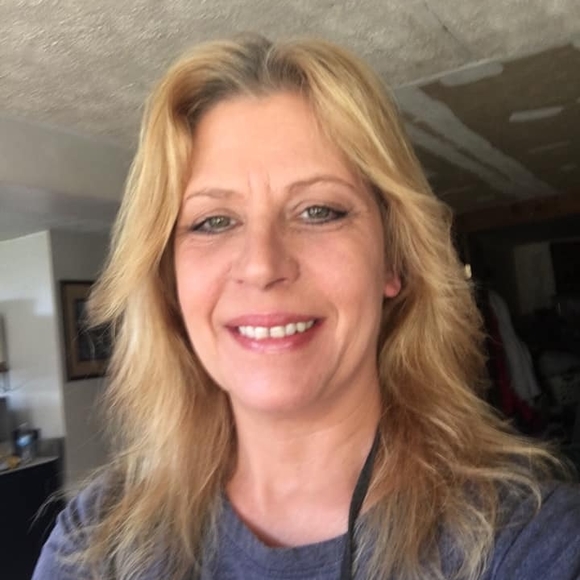 Profile Picture of Lisa Barrett (@lisawinning) on Poshmark