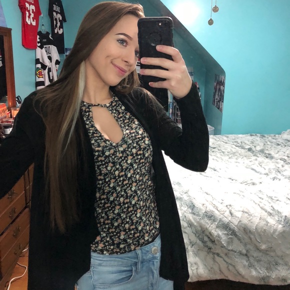 Profile Picture of Miranda Schultz (@xoxomiranda97) on Poshmark