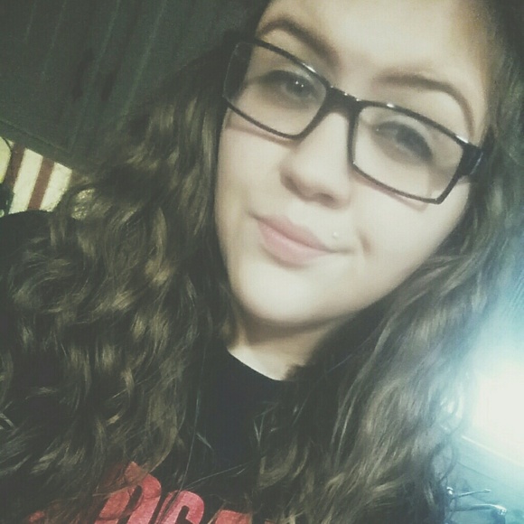 Profile Picture of Danielle Surrett (@dnicole007) on Poshmark