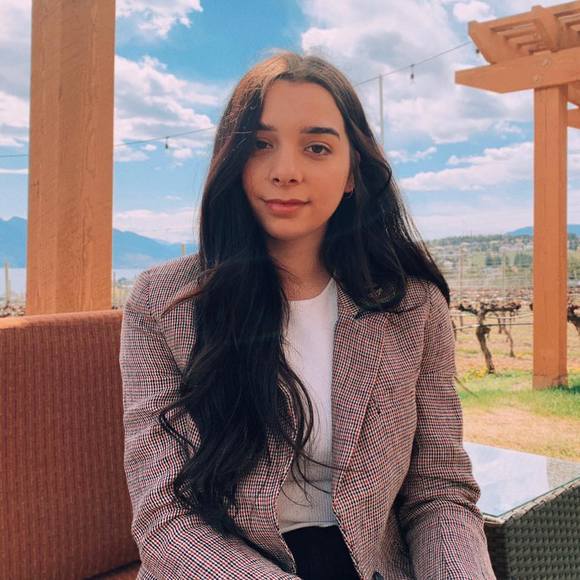 Profile Picture of Sarah Cupello (@sarahcupello17) on Poshmark