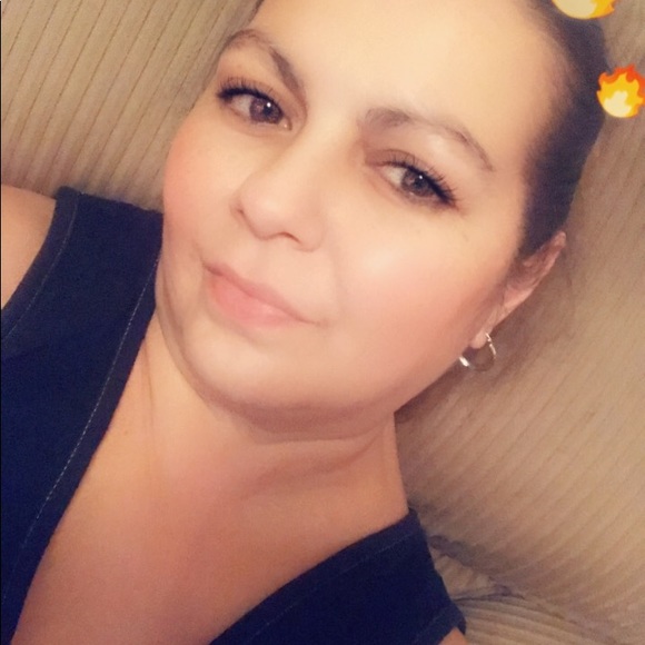 Profile Picture of Elizabeth Cordero (@lovelyl94) on Poshmark