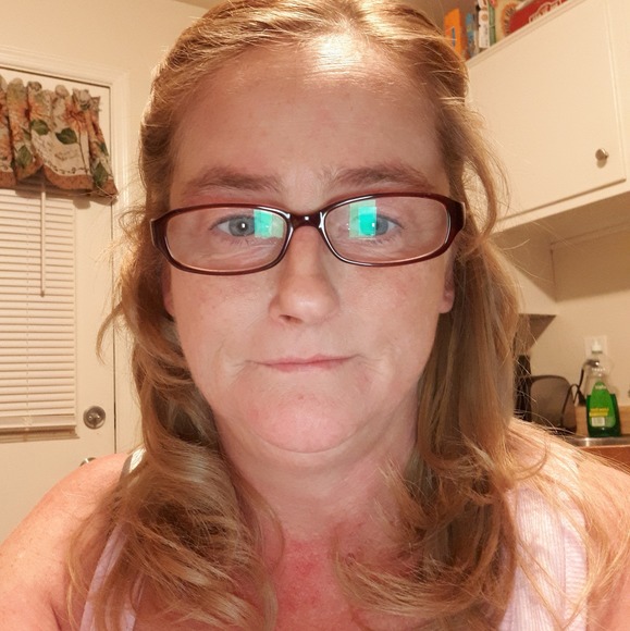 Profile Picture of Tammy Esterkamp (@tammy5936) on Poshmark