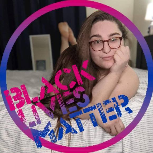 Profile Picture of Brooke Holsworth (@brookeromelia) on Poshmark