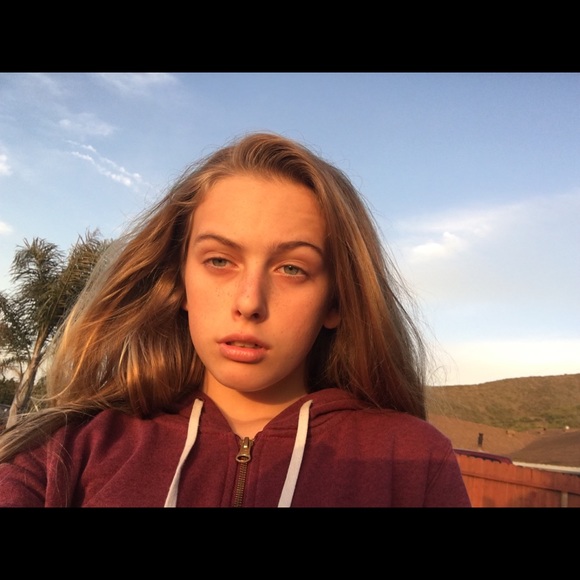 Profile Picture of Rylee Gravitt (@ryleechloe) on Poshmark