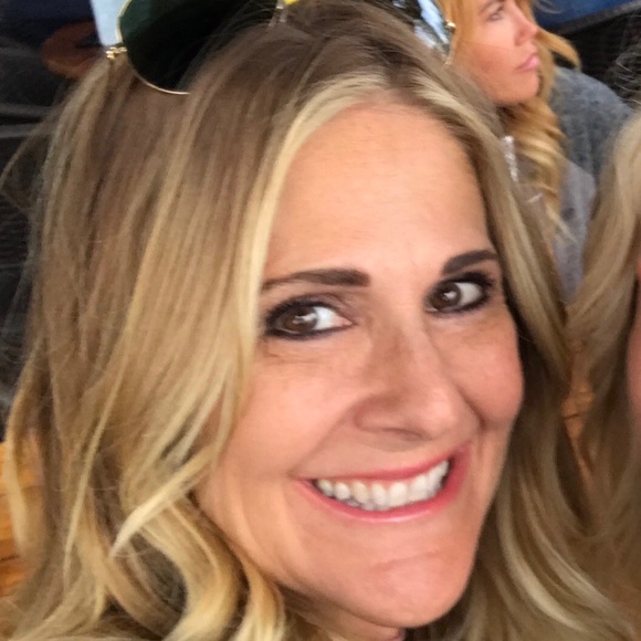 Profile Picture of Dana Benrud (@danabenrud) on Poshmark