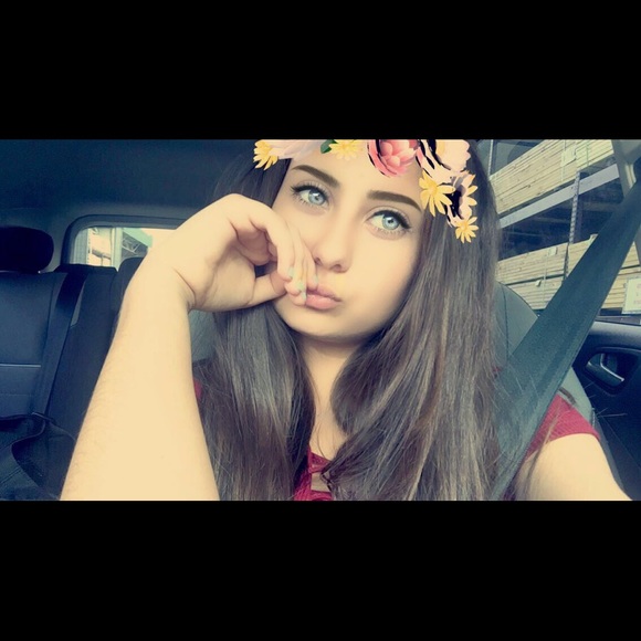 Profile Picture of Hannah Helak (@hannahklol) on Poshmark