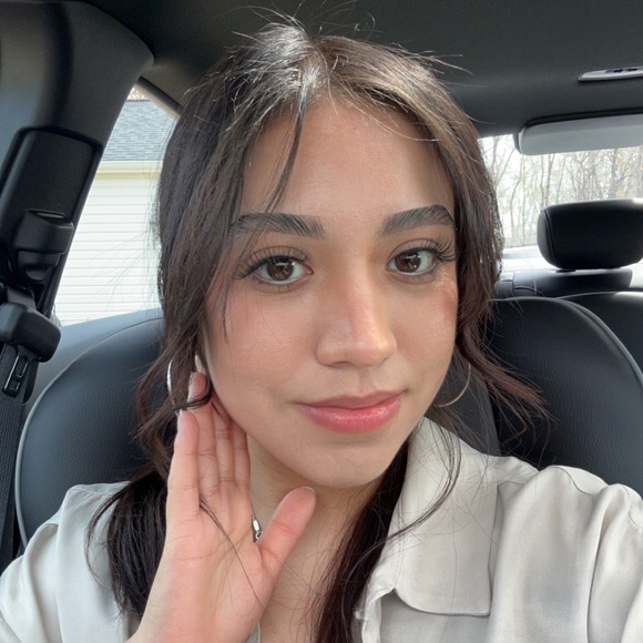 Profile Picture of Gisel Diaz (@giseldh) on Poshmark