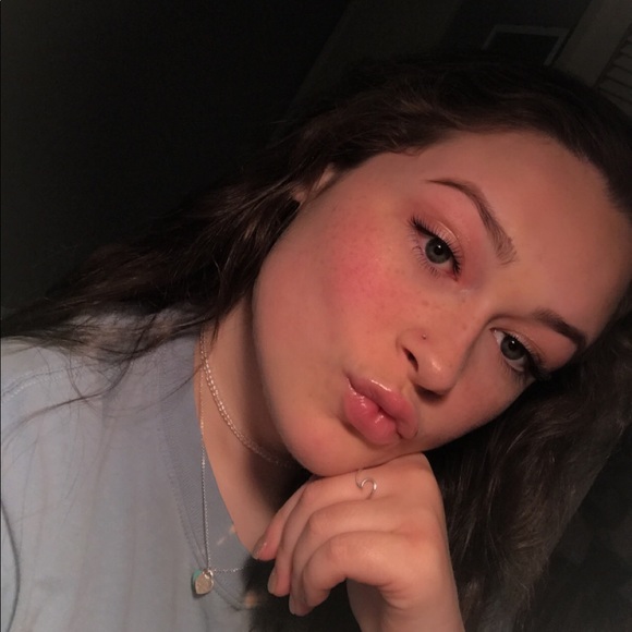 Profile Picture of Lindsay Barnes (@lindsaybarne310) on Poshmark