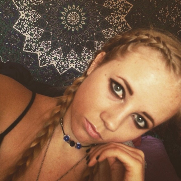 Profile Picture of Haley Hardy (@haleymarieny) on Poshmark