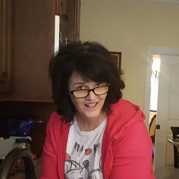 Profile Picture of Lori Halstead (@lorihalstead64) on Poshmark