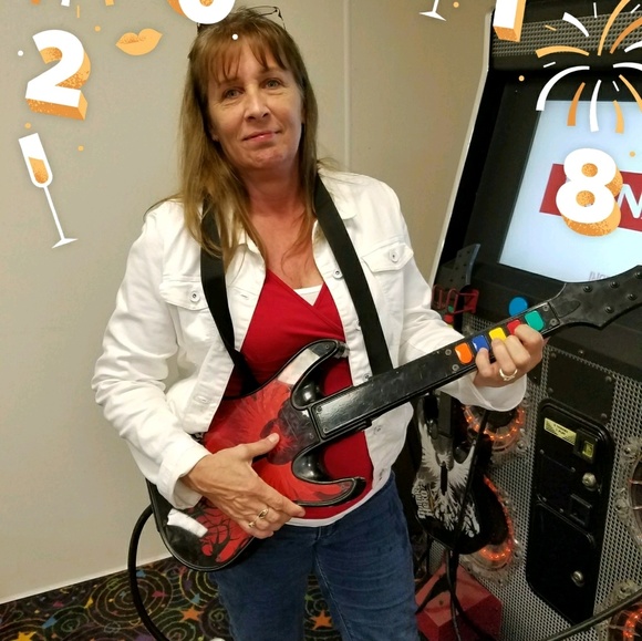 Profile Picture of Lori Steese (@puttperson6) on Poshmark