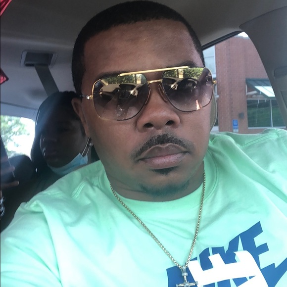 Profile Picture of Charles Barrett (@charlesbarre757) on Poshmark