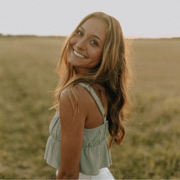 Profile Picture of Alayna Reitenour (@alaynareitenour) on Poshmark