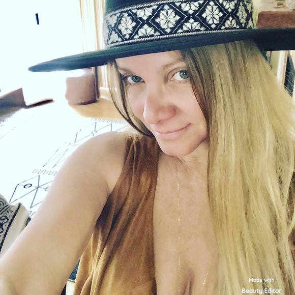 Profile Picture of Consuelo Lyonnet (@consuelolyonnet) on Poshmark