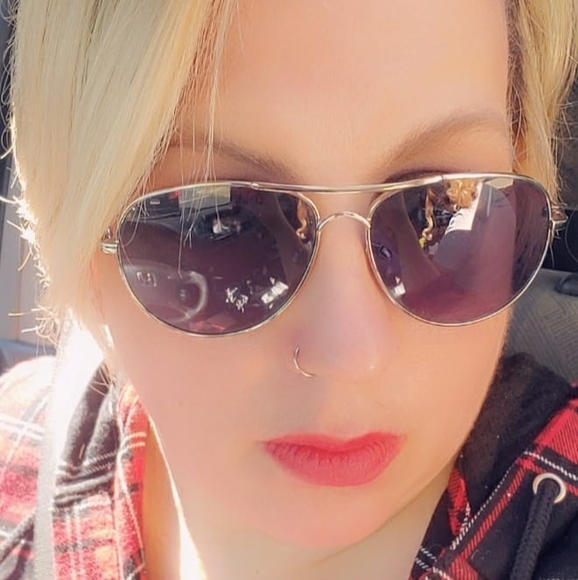 Profile Picture of Jen Blakesley (@jenblakesley) on Poshmark