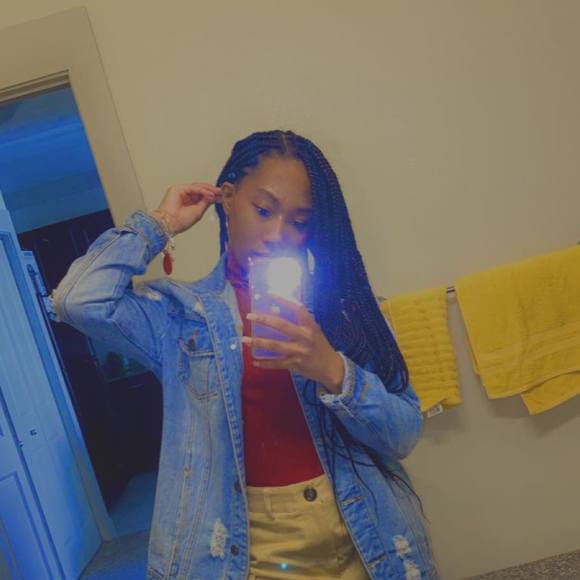 Profile Picture of Kristin Giles (@kgiles1994) on Poshmark