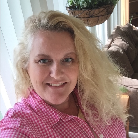 Profile Picture of Dana Helfeldt (@danahelfeldt) on Poshmark